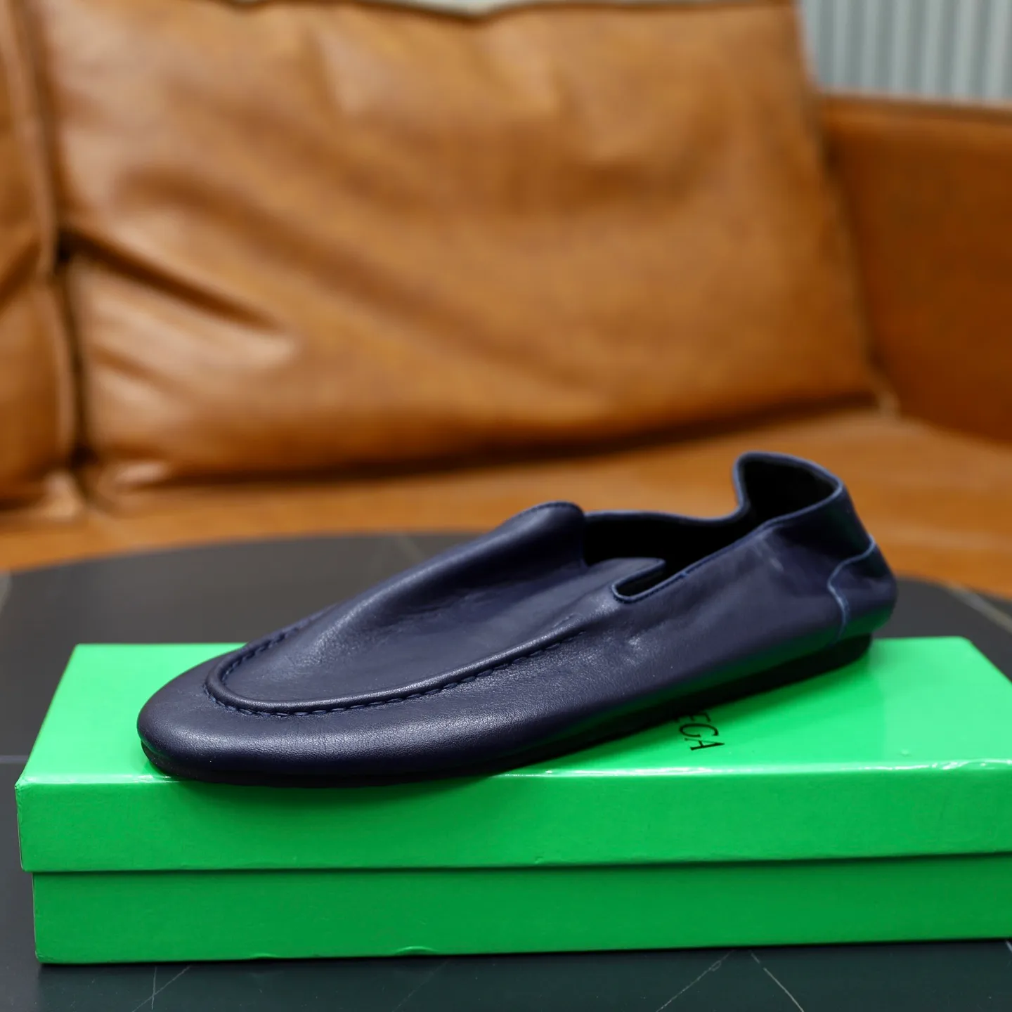 Ex-factory price: 462💰Calf lining【Bottega Veneta】BV classic men's wallet shoes. It is super convenient to carry when traveling. 👍It is made of imported soft calfskin, which is comfortable on the feet and has a luxurious cowhide lining inside. Original original rubber wear-resistant outsole. Matching code: 39-45